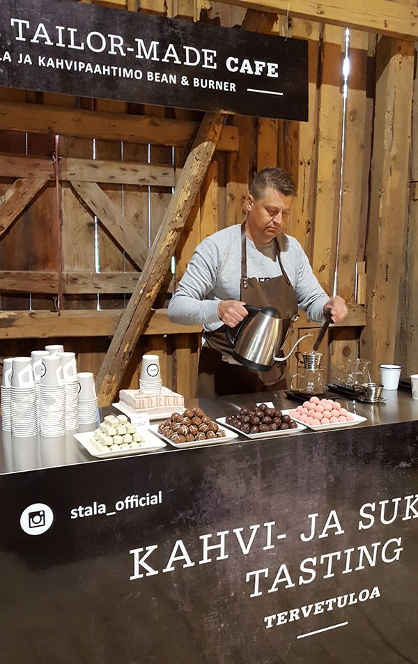 Kahvin uuttoa Tailor-mafe cafessa